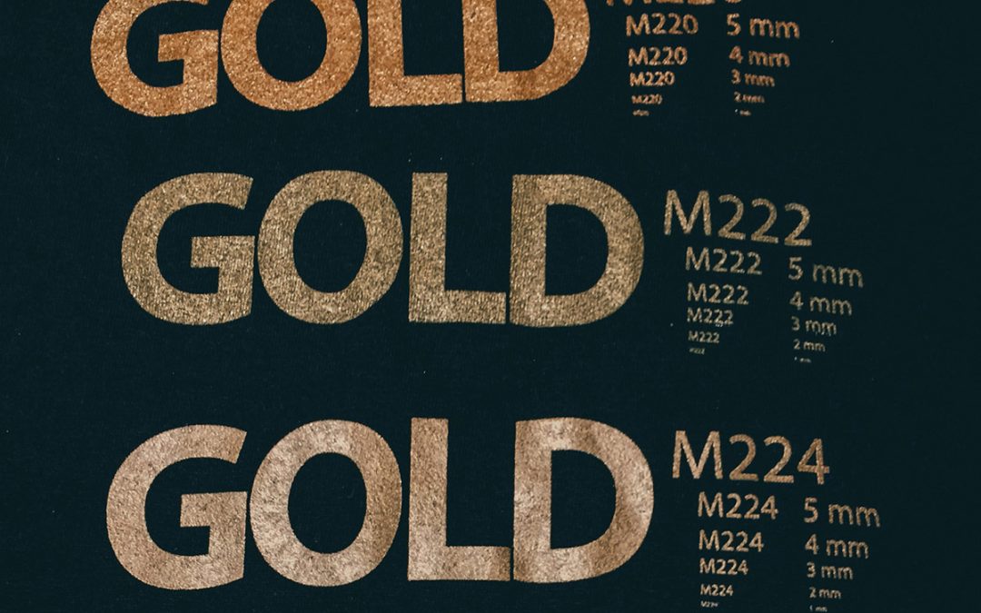 Come si compensa la dilatazione termica nelle matrici per stampa a caldo?